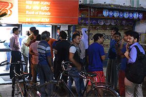Queue at an ATM for INR 100 banknotes in Howrah, India on 8 November 2016